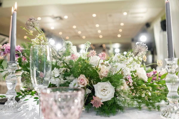 Floral decoration for wedding ceremony romance dining. Wedding banquet , festive decor. Bouquet from spring and summer flowers. Table layout. Restaurant interior. Concept of service and catering. — 图库照片