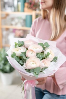 güzel taze karışık çiçekli buket kadın elinde kesilmiş. bir çiçek mağazası, çiçekçi iş