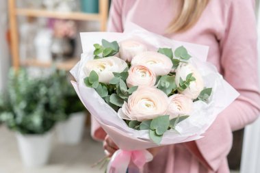 güzel taze karışık çiçekli buket kadın elinde kesilmiş. bir çiçek mağazası, çiçekçi iş