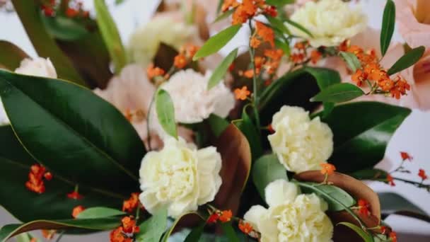 Closeup floral regeling. Bloemen in een glasvaas. Vrouw verse bloemen plukken maken prachtige boeket in vaas. Bloem winkelconcept — Stockvideo