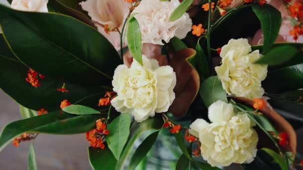 Nahaufnahme Blumenschmuck. Blumen in einer Glasvase. Frau pflückt frische Blumen, um schöne Bouquet in der Vase zu schaffen. Blumenladen-Konzept — Stockvideo