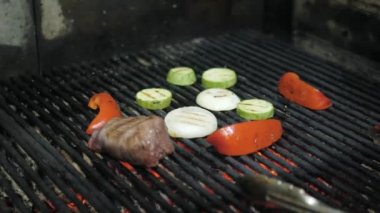 Şef Aşçı et ve sebze ızgara. Barbekü partisi.