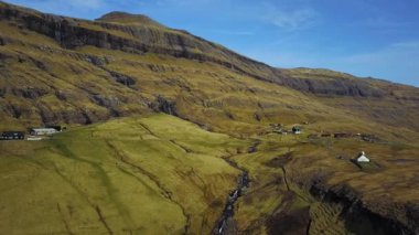 Saksun ve yakındaki bir göl Adası, Streymoy üzerinde Faroe Adaları, Danimarka yer alan küçük bir köy Kilisesi. Bir dron quadrocopter çekim,