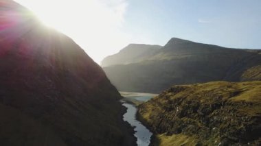 Saksun ve yakındaki bir göl Adası, Streymoy üzerinde Faroe Adaları, Danimarka yer alan küçük bir köy Kilisesi. Bir dron quadrocopter çekim,
