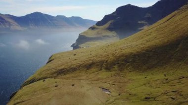 Danimarka, Faroe Adaları, Kuzey Atlantik Adaları bahar güneş günü. Küçük köy deniz kenarı. Çift çimlere gider