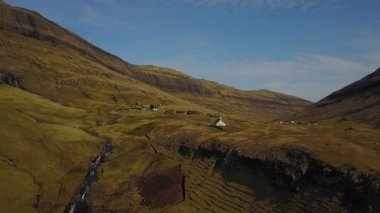 Saksun ve yakındaki bir göl Adası, Streymoy üzerinde Faroe Adaları, Danimarka yer alan küçük bir köy Kilisesi. Bir dron quadrocopter çekim,