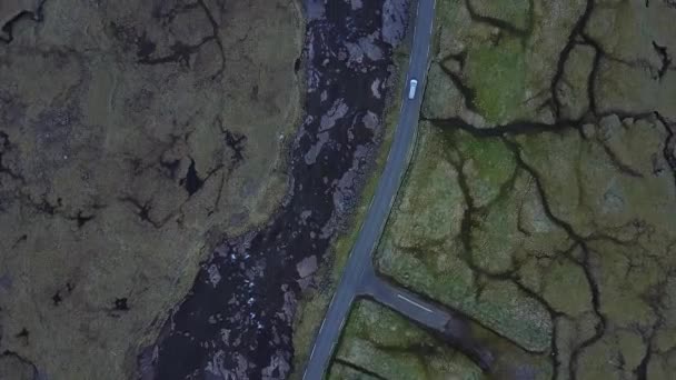 Nordatlantiska öarna i solnedgången. Bilen går på vägen längs kusten, skytte från quadrocopter — Stockvideo