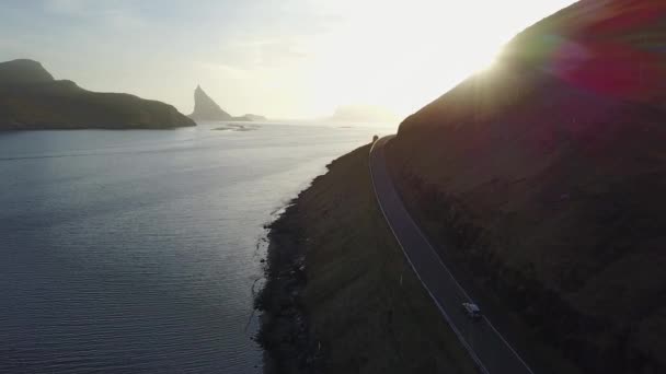 Dänemark, Färöer - 14. Mai 2017: Nordatlantische Inseln im Sonnenuntergang. drangarnir ist der Sammelname für zwei Seestapel zwischen der kleinen Insel tindholmur und der Insel vagar. — Stockvideo