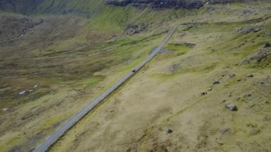 Danimarka, Faroe Adaları, Kuzey Atlantik Adaları günbatımı. Dağ, yolda araba gider quadrocopter çekim