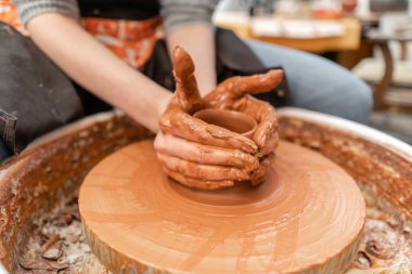 Usta eller seramik kase. Potter tekerlek üzerinde çalışan kadın. Aile iş salonu kil görünümü üst pot sculpts.
