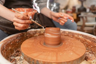 Usta eller seramik kase. Potter tekerlek üzerinde çalışan kadın. Aile iş salonu kil görünümü üst pot sculpts.