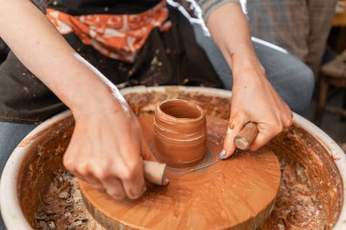 Usta eller seramik kase. Potter tekerlek üzerinde çalışan kadın. Aile iş salonu kil görünümü üst pot sculpts.