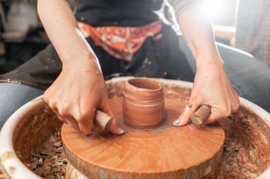 Ürün tel ile keser. Usta eller seramik kase. Potter tekerlek üzerinde çalışan kadın. Aile iş salonu kil görünümü üst pot sculpts.