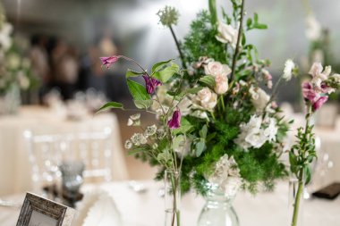 Çiçek dekorasyon düğün töreni romantik yemek için. Düğün Ziyafet, Festival dekor. Buket bahar ve yaz çiçek üzerinden. Tablo düzeni. Restoran iç. Servis ve ikram konsepti.