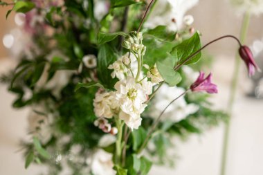 Çiçek dekorasyon düğün töreni romantik yemek için. Düğün Ziyafet, Festival dekor. Buket bahar ve yaz çiçek üzerinden. Tablo düzeni. Restoran iç. Servis ve ikram konsepti.