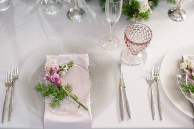 Closeup sofra plakaları ve sofra, çiçeklerle süslenmiş. Çiçek dekorasyon düğün töreni romantik yemek için. Düğün Ziyafet, Festival dekor. Servis ve ikram konsepti.