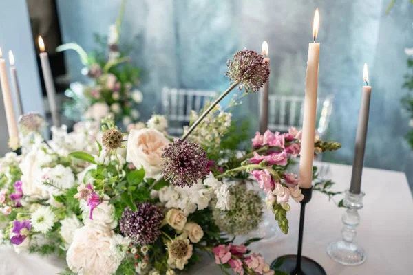 Floral decoration for wedding ceremony romance dining. Wedding banquet , festive decor. Bouquet from spring and summer flowers. Table layout. Restaurant interior. Concept of service and catering. — 图库照片