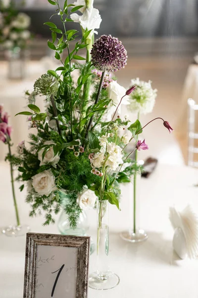 Floral decoration for wedding ceremony romance dining. Wedding banquet , festive decor. Bouquet from spring and summer flowers. Table layout. Restaurant interior. Concept of service and catering. — 图库照片