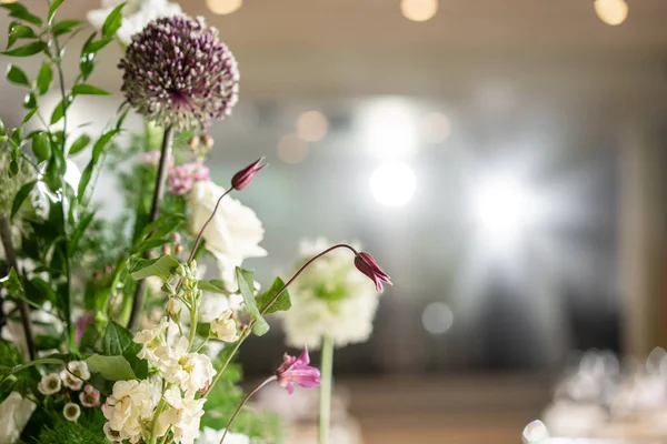 Floral decoration for wedding ceremony romance dining. Wedding banquet , festive decor. Bouquet from spring and summer flowers. Table layout. Restaurant interior. Concept of service and catering. — 图库照片