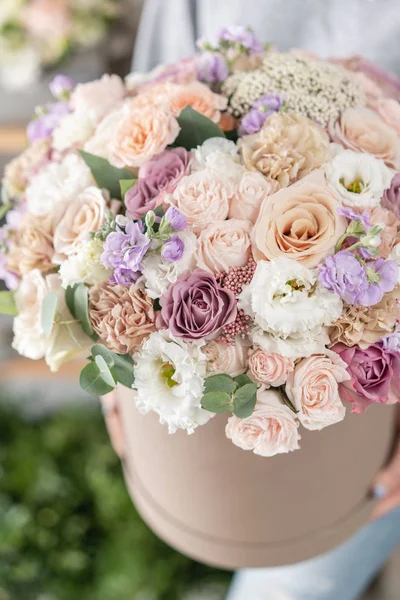 Schöner frisch geschnittener Strauß gemischter Blumen in Frauenhand. die Arbeit der Floristin in einem Blumenladen. — Stockfoto