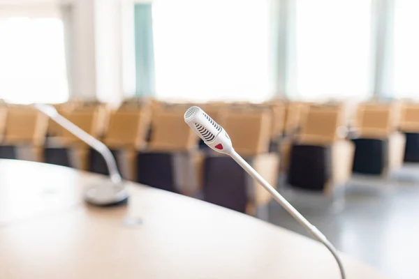 Microphone close-up. Big empty modern conference hall in luxury hotel. Audience for Speakers at Business convention and Presentation. Photo for illustration meeting, seminar, conference — Stock Photo, Image