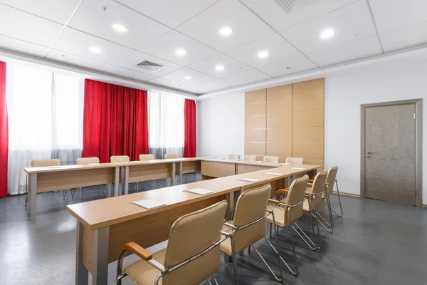 Sala de conferências moderna vazia no novo hotel. Espaço para treinamento, educação, aulas em grupo, exames. Audiência para palestrantes na convenção de negócios e apresentação . — Fotografia de Stock