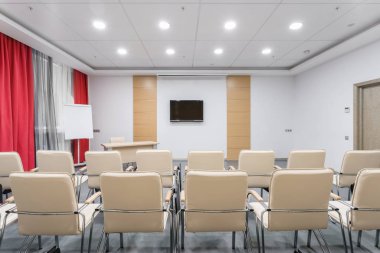 Yeni otel boş modern konferans Salonu'nda. Eğitim, eğitim, grup dersleri, sınavları için oda. İş sözleşmesi ve sunum hoparlörler seyirci.