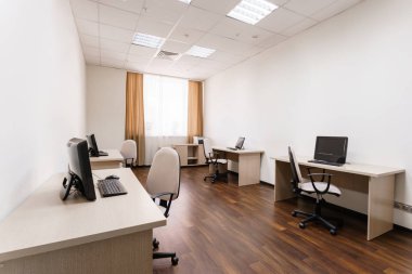 Yeni otel boş modern konferans Salonu'nda. Eğitim, eğitim, grup dersleri, sınavları için oda. İş sözleşmesi ve sunum hoparlörler seyirci.