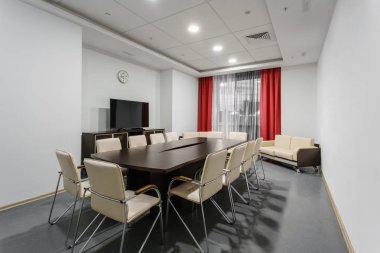 Yeni otel boş modern konferans Salonu'nda. Eğitim, eğitim, grup dersleri, sınavları için oda. İş sözleşmesi ve sunum hoparlörler seyirci.