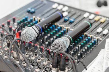 Mikrofon yakın çekim. Mic odaklan. Olay kavramı. Karıştırıcı denetimi ses aygıtı için müzik karıştırıcı ekolayzer konsol. Ses teknisyeni ses karıştırıcısı equalizer denetimi.