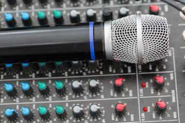 Mikrofon yakın çekim. Mic odaklan. Olay kavramı. Karıştırıcı denetimi ses aygıtı için müzik karıştırıcı ekolayzer konsol. Ses teknisyeni ses karıştırıcısı equalizer denetimi.
