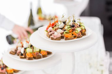 Tablo açık büfe. Ürün yelpazesine kanepeler. Ziyafet Servisi restoranda. Beyaz tabakta yemek catering, aperatifler