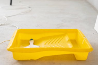 Beton yüzeyine boya fırçası, silindir ve yapıştırıcı kapsayıcı. Kompozisyon araçları ev onarım ve iç yenileme kapalı.