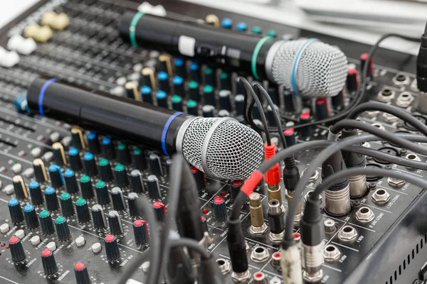 Mikrofon yakın çekim. Mic odaklan. Olay kavramı. Karıştırıcı denetimi ses aygıtı için müzik karıştırıcı ekolayzer konsol. Ses teknisyeni ses karıştırıcısı equalizer denetimi.