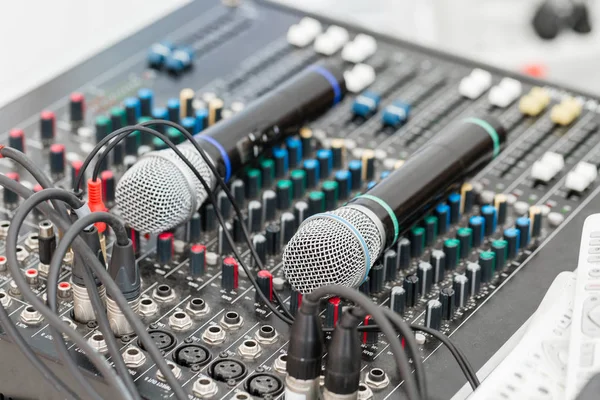Mikrofon yakın çekim. Mic odaklan. Olay kavramı. Karıştırıcı denetimi ses aygıtı için müzik karıştırıcı ekolayzer konsol. Ses teknisyeni ses karıştırıcısı equalizer denetimi.
