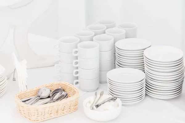 Beyaz seramik kupalar. Boş kahve bardağı grubudur. Hizmet çay veya kahve Kahvaltı veya açık büfe ve seminer olay için beyaz Kupası. — Stok fotoğraf