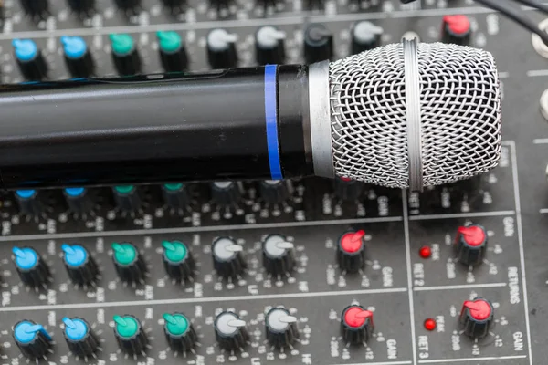 Mikrofon yakın çekim. Mic odaklan. Olay kavramı. Karıştırıcı denetimi ses aygıtı için müzik karıştırıcı ekolayzer konsol. Ses teknisyeni ses karıştırıcısı equalizer denetimi.