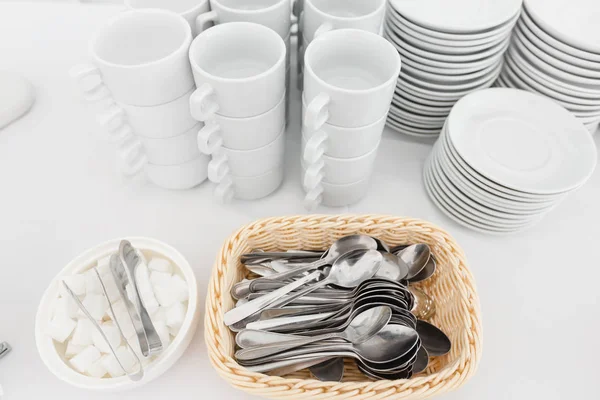 Белые керамические кружки. Группа пустых кофейных чашек. Белая чашка для сервировки чая или кофе на завтрак или шведский стол и семинарское мероприятие . — стоковое фото