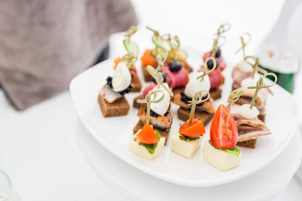 Mesa de bufete. Sortimento de canapés. Serviço de banquete no restaurante. Comida de restauração, lanches em prato branco — Fotografia de Stock