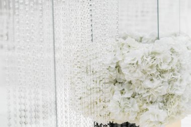 Düğün için kristal süslemeler, lüks dekorlar. Şeffaf boncuklarla süslenmiş güzel kemer.