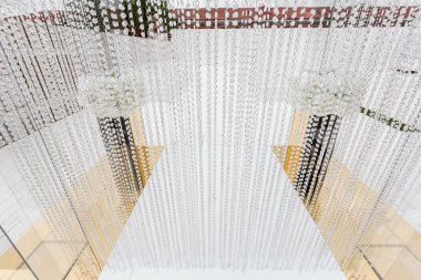 Düğün için kristal süslemeler, lüks dekorlar. Şeffaf boncuklarla süslenmiş güzel kemer.