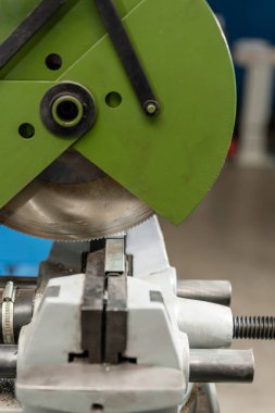 Daire Testere makinesi. Bir metal ve çelik ile atölye iç keskin, dairesel bıçak ile kesme. Araç deposu veya Fuar Standı.