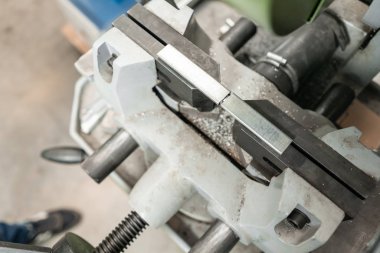 İşlenecek parçanın güvenli mengene. Daire Testere makinesi. Bir metal ve çelik ile atölye iç keskin, dairesel bıçak ile kesme. Araç deposu veya Fuar Standı.