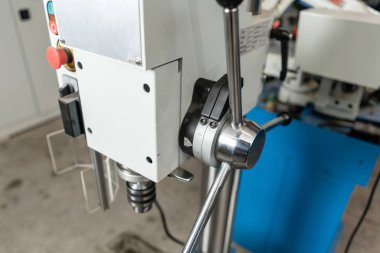 Sondaj makinesi. Yeni endüstriyel demir matkap atölye iç. Araç deposu veya Fuar Standı.