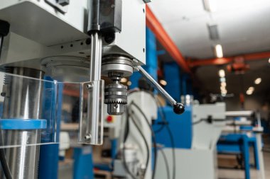 Sondaj makinesi. Yeni endüstriyel demir matkap atölye iç. Araç deposu veya Fuar Standı.