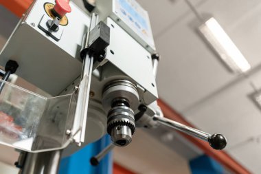 Sondaj makinesi. Yeni endüstriyel demir matkap atölye iç. Araç deposu veya Fuar Standı.