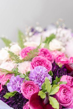 Ombre renk. güzel taze karışık çiçekli buket kesti. Çiçekçi Çiçek dükkanında çalışır. Hassas Pastel tonları renk