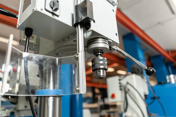 Máquina de perfuração. Nova broca de ferro industrial no interior da oficina. Loja de ferramentas ou stand de exposição . — Fotografia de Stock