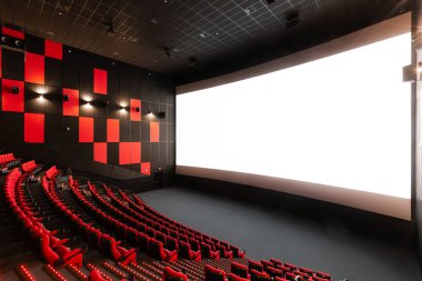 Rusya, Nizhny Novgorod - 14 Kasım 2016: Sinema Imperia Grez Nebo, Dolby atmosferini boş kırmızı sinema salonu sandalye, yumuşak ve rahat sandalyeler. Ekranda beyaz boşluk ile perspektif oditoryum görüntülemek