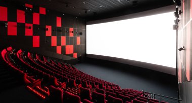 Rusya, Nizhny Novgorod - 14 Kasım 2016: Sinema Imperia Grez Nebo, Dolby atmosferini boş kırmızı sinema salonu sandalye, yumuşak ve rahat sandalyeler. Ekranda beyaz boşluk ile perspektif oditoryum görüntülemek